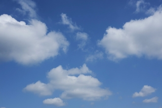 雲が浮かぶ青空（横位置）