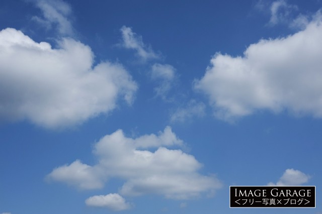 雲が浮かぶ青空（横位置）のフリー画像（写真素材）
