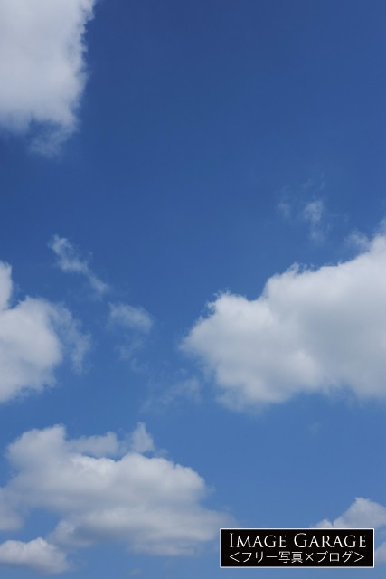 雲の浮かぶ青空（縦位置）のフリー画像（無料写真素材）