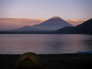 浩庵キャンプ場からの本栖湖と富士山