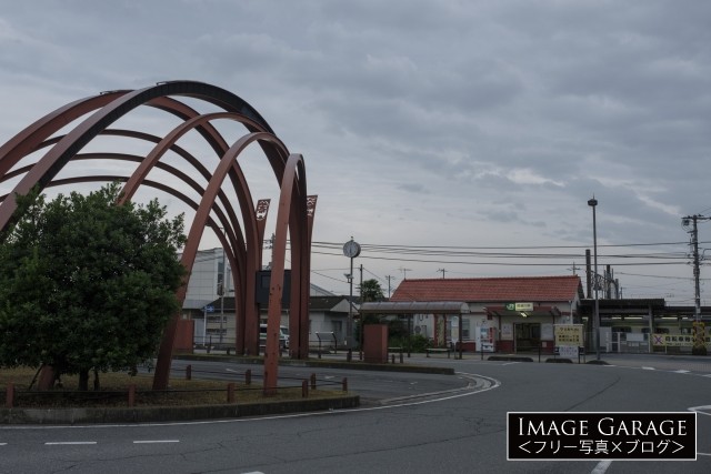 高麗川駅と日韓交流の塔のフリー写真素材（無料）