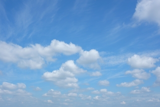 綿雲のある7月の青空（横）