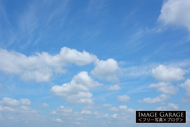 綿雲のある7月の青空（横）のフリー画像（無料写真素材）