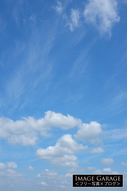 綿雲のある7月の青空（縦） のフリー画像（無料写真素材）