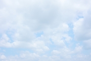 白い雲が多い柔らかい青空（横）