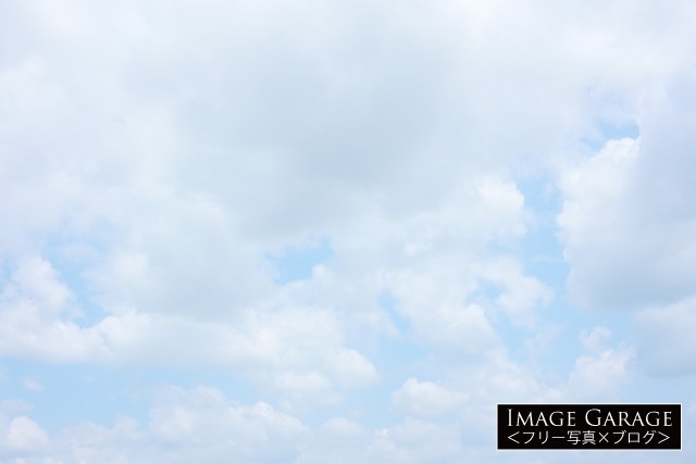 白い雲が多い柔らかい青空（横）のフリー写真素材（無料画像）