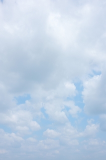 白い雲が多い柔らかい青空（縦）
