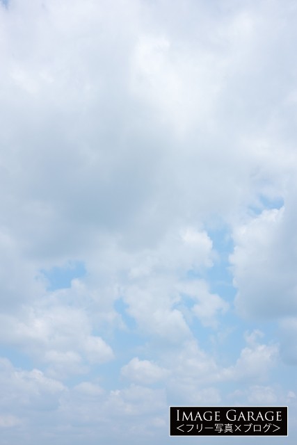 白い雲が多い柔らかい青空（縦）のフリー画像（無料写真素材）