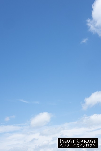 空を飛んで見ているかのような青空（縦）のフリー写真素材（無料画像）