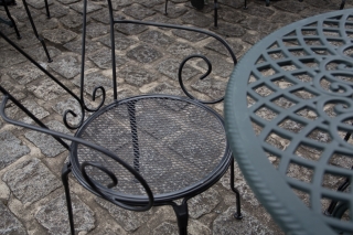 石畳の上のテラス席の椅子とテーブル