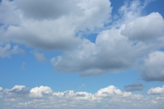 大きな雲の浮く青空（横）