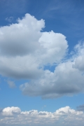 大きな雲の浮く青空（縦）