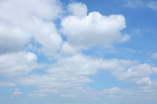 綿雲が続く青空（横）