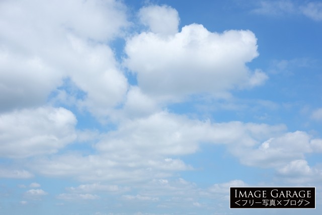 綿雲が続く青空のフリー画像（無料写真素材）