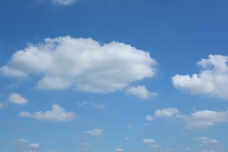 フワフワ雲がある青空（横）