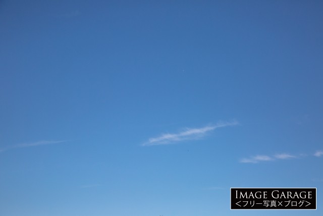 短く細い雲が浮かぶ青空のフリー写真素材（無料画像）