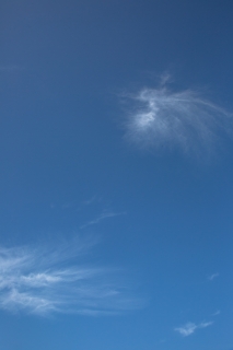 くるんとしたスジ雲のある青空（縦位置）