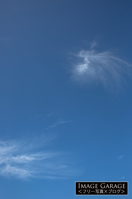 くるんとしたスジ雲のある青空のフリー画像（無料写真素材）
