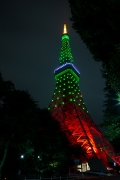 緑色の東京タワーのライトアップ（下より）