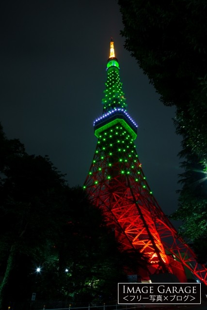 緑色の東京タワーのライトアップ（下より）のフリー画像（無料写真素材）
