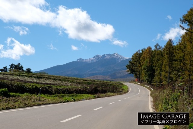 八ヶ岳が正面に見える気持ちいい道路のフリー画像（無料写真素材）