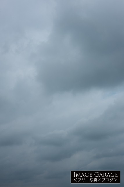 雨が降りそうな曇り空（縦）のフリー写真素材（無料画像）