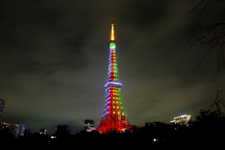 レインボーカラーの東京タワー