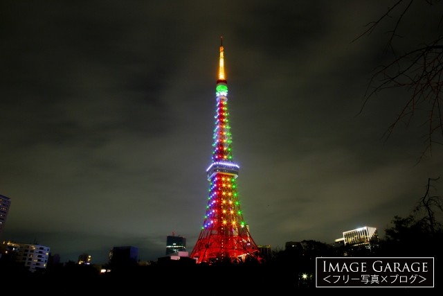 レインボーカラーの東京タワー
