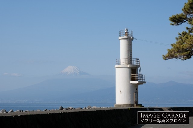 戸田灯台と富士山のフリー写真素材（無料画像）