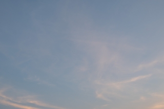 うっすら雲がある夕方の青空