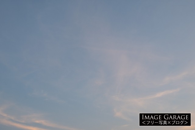 うっすら雲がある夕方の青空のフリー画像（無料写真素材）