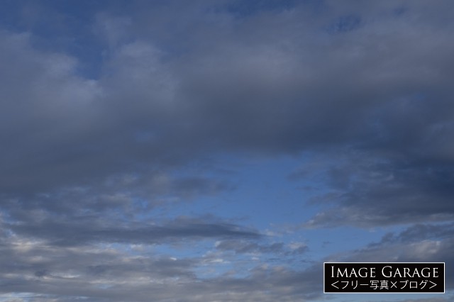 曇りのち晴れ間（横位置）のフリー写真素材（無料画像）