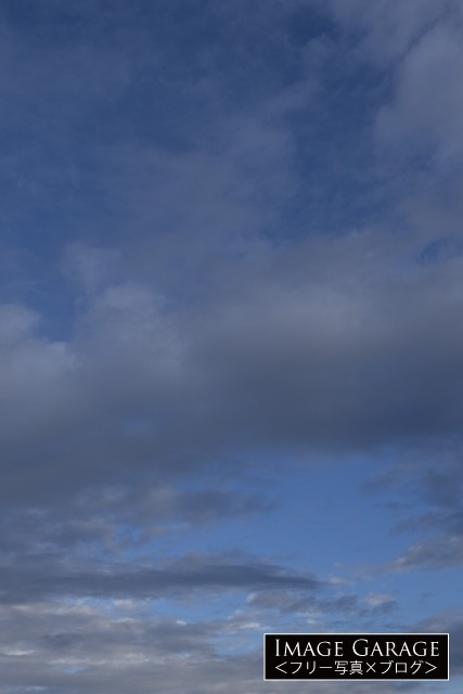 曇りのち晴れ間（縦位置）のフリー画像（無料写真素材）