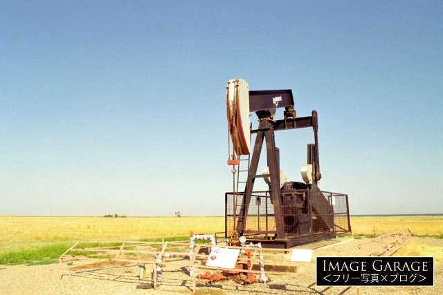 石油採掘装置・ポンプジャックのフリー写真素材（無料画像）