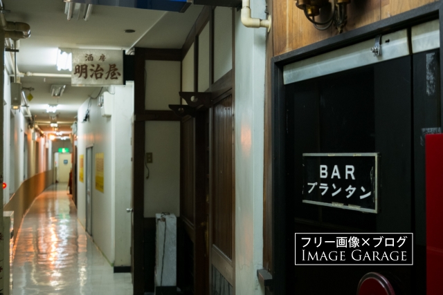 旧綱島駅ビルの2階の飲み屋街のフリー写真素材（無料画像）