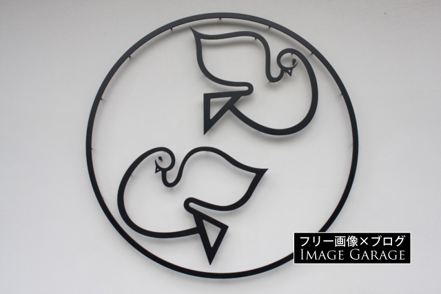 豊島屋本店の壁に描かれた鳩のマークのフリー写真素材（無料画像）