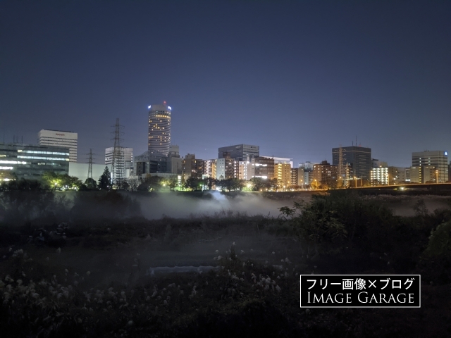川霧に浮かぶ新横浜の街のフリー写真素材（無料画像）