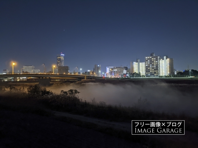 鶴見川・新横浜付近の川霧のフリー写真素材（無料画像）