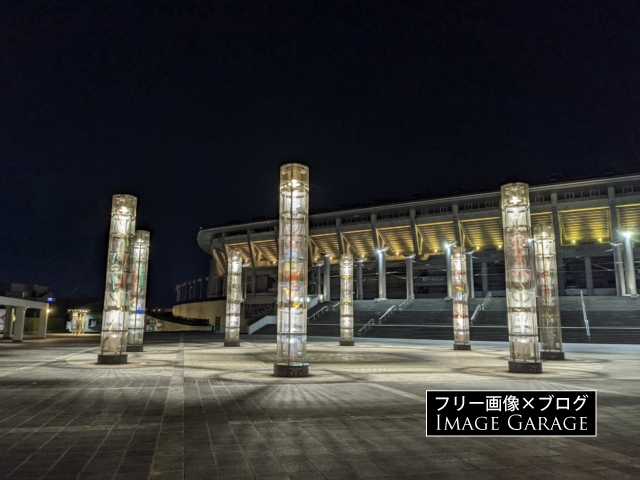 日産スタジアム・メッシュアートシンボル柱のフリー写真素材（無料画像）