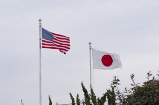 はためくアメリカと日本の国旗