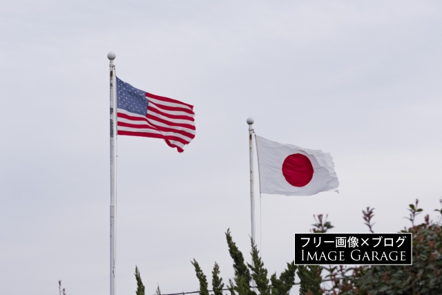 はためくアメリカと日本の国旗 フリー写真有