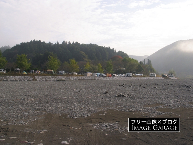 河原から見た秋葉神社前キャンプ場のフリー写真素材（無料画像）
