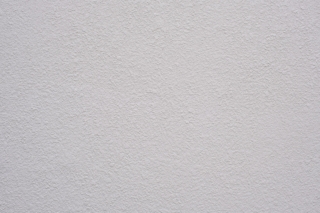 白いモルタルの壁