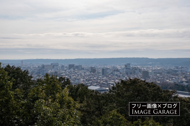 天覧山から見た飯能の町のフリー写真素材（無料画像）