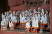 稲荷神社の陶器製のキツネの像