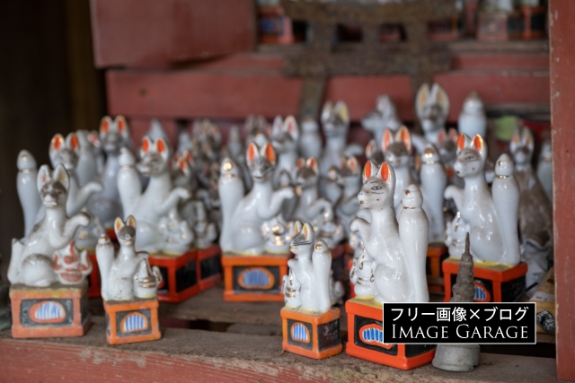 稲荷神社の陶器製のキツネの像のフリー写真素材（無料画像）