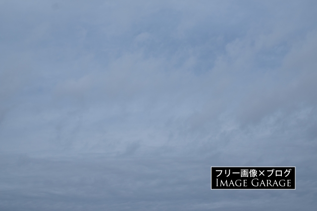 微妙に青空も見える曇り空のフリー写真素材（無料画像）