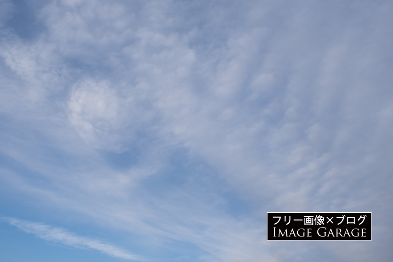 おへそみたいな雲がある青空（横）のフリー写真素材（無料画像）