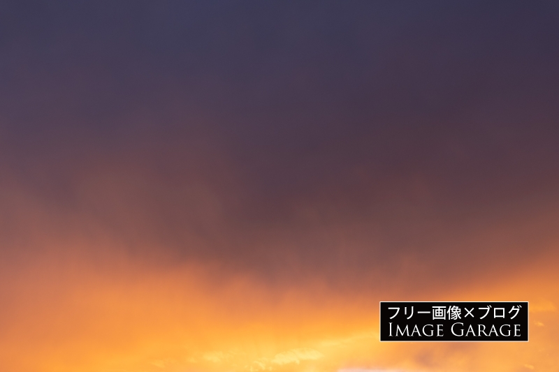 紫からオレンジのグラデが美しい夕焼け空のフリー写真素材（無料画像）