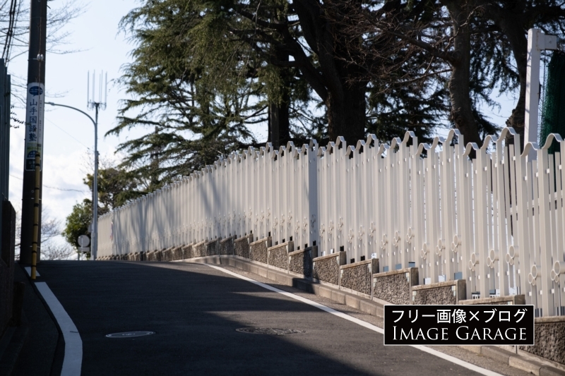 横浜女学院中学校高等学校の前の道のフリー写真素材（無料画像）